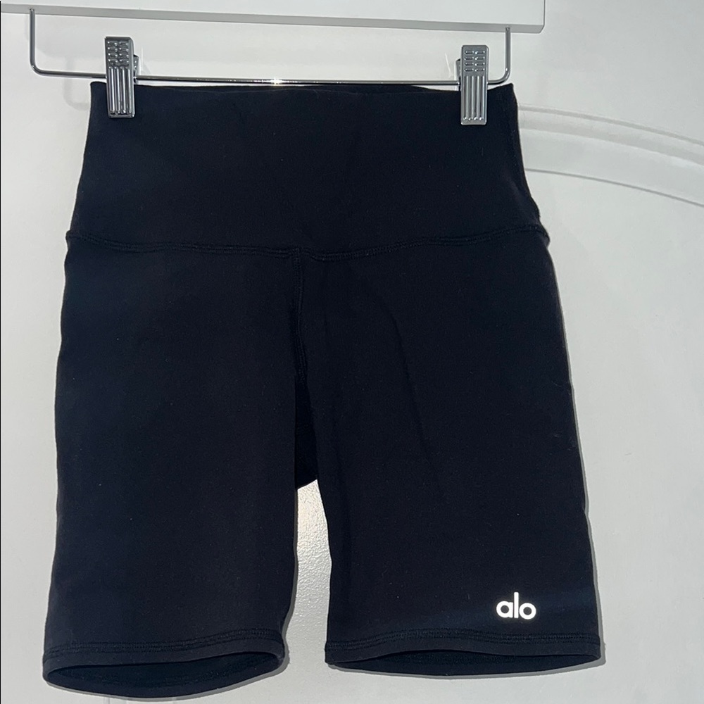 ALO Yoga Black Athletic Shorts with High-Rise Waistband and Stretchy Fabric
